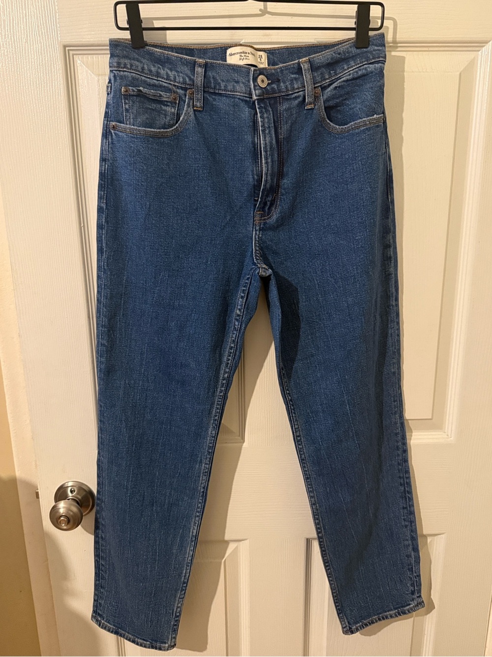 Abercrombie & Fitch The Mom High Rise Jeans light wash Size 28/6 NWOT